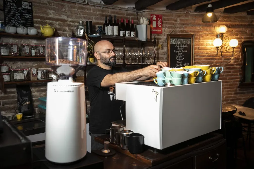 Kafébaren "500 netter": oppdag den unike atmosfæren i León 1 ambiente de bar de cafe