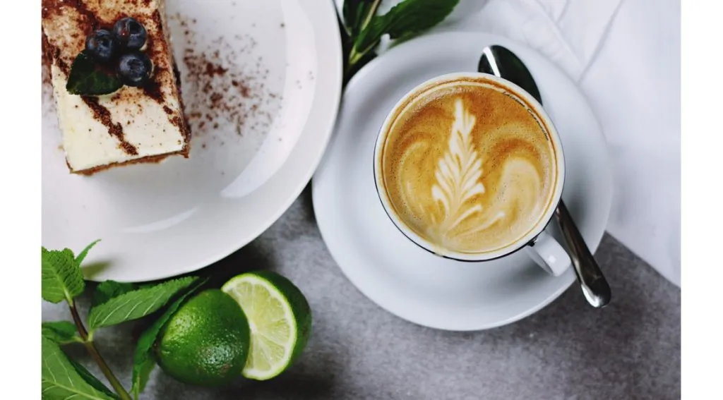 Hvor mange kalorier har mokkakaffe og hvordan påvirker det kostholdet ditt? 1 cafe de moca y calorias