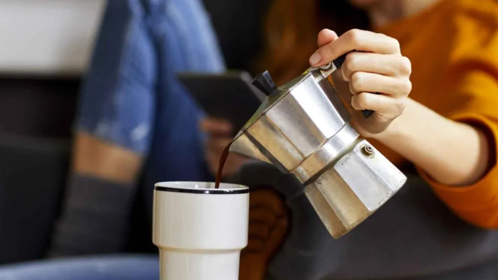 Veiledning for reparasjon av drypp kaffetrakter som mister vann: trinn for trinn 1 cafetero se esta reparando paso a paso