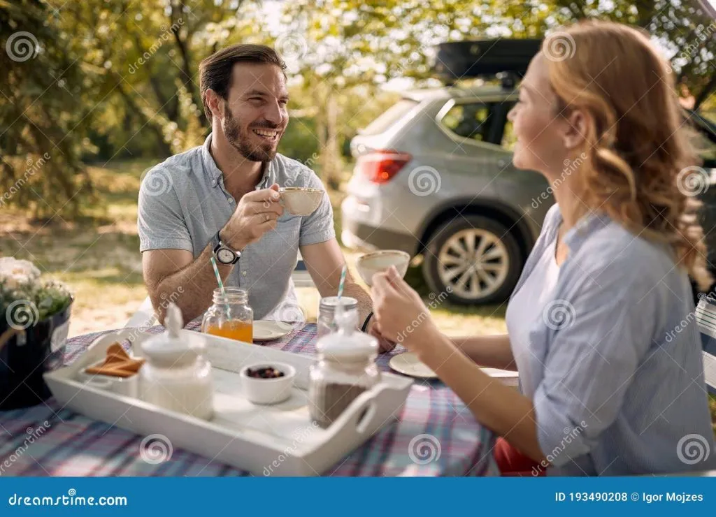 Fraser av kjærlighet å dedikere mens du drikker kaffe med melk 1 parejas disfrutando de cafe juntos