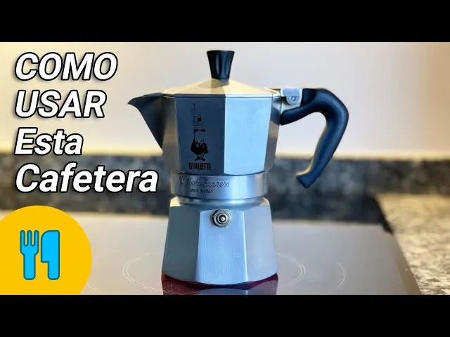 Liten 2-kopps italiensk kaffetrakter i nærheten 1 pequena cafetera italiana