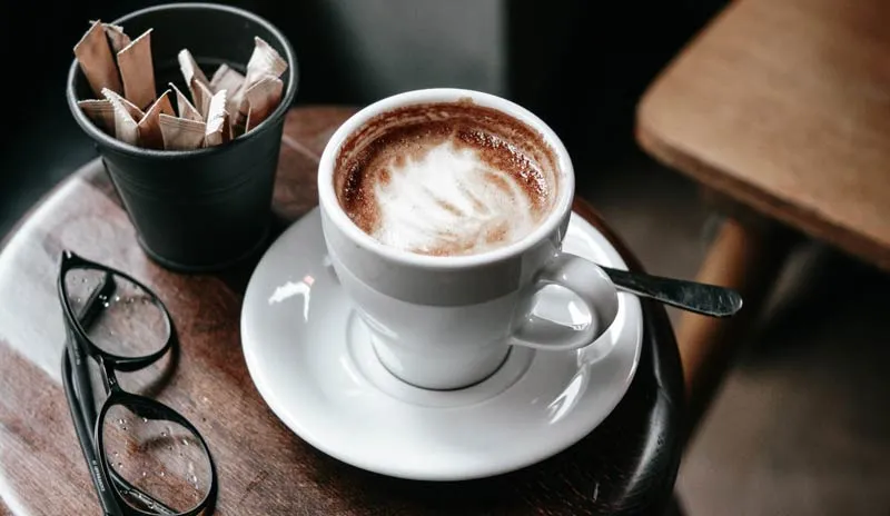 Den spanske oversettelsen av "latte art" er "kunst av kaffe med melk" 1 una taza de cafe con leche 1