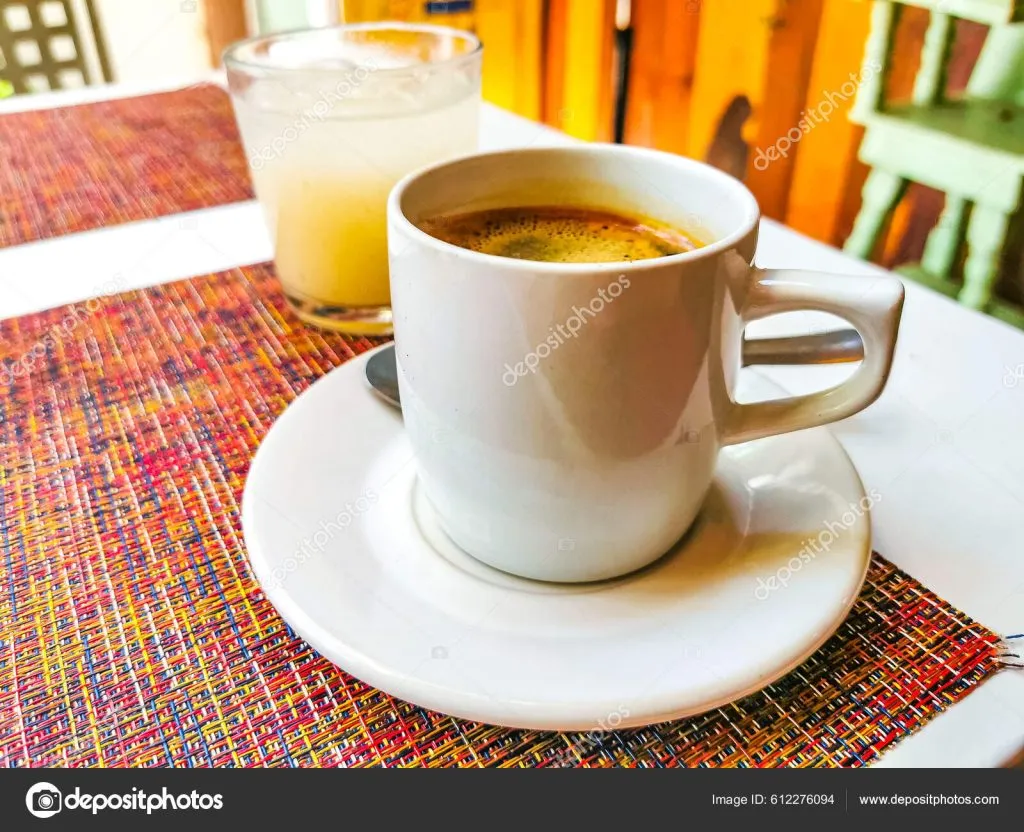 Fordeler og risikoer ved å konsumere kaffe i en alder av 90: Hva bør du vite? 1 viejo que bebe cafe
